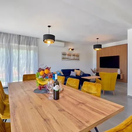 Vila Brand New Borina With Pool