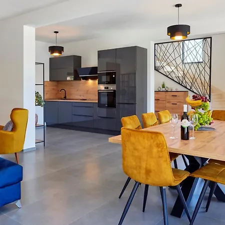 Brand New Borina With Pool Vila