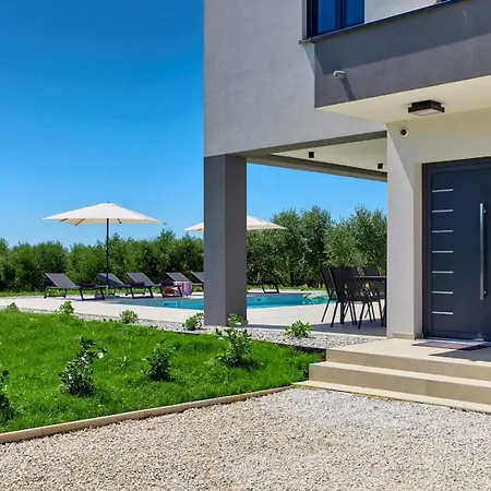 Brand New Borina With Pool *