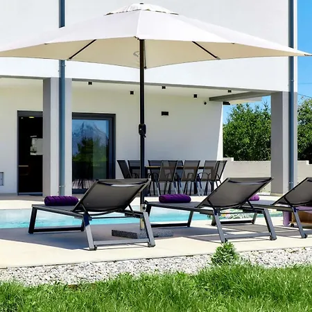 Vila Brand New Borina With Pool