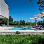 Villa Brand New Borina With Pool *