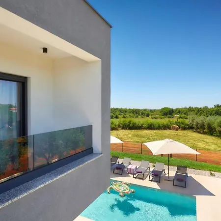 빌라 Brand New Borina With Pool *
